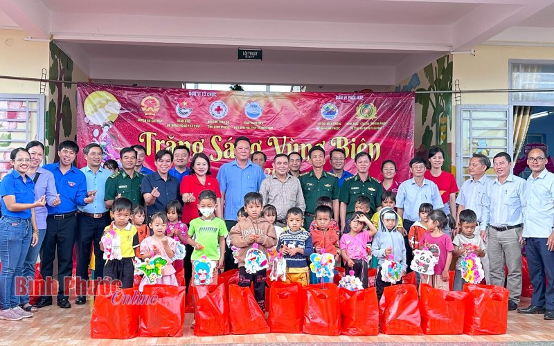 Ấm áp “Trăng sáng vùng biên”