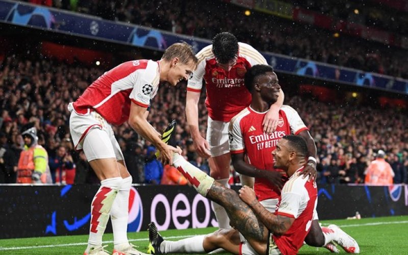 Arsenal thắng tưng bừng trong ngày trở lại Champions League