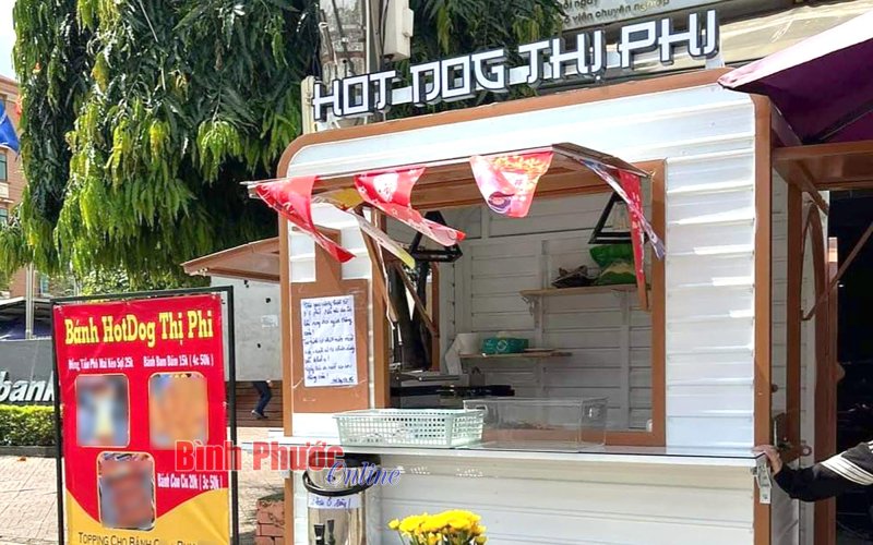 Bánh có hình thù phản cảm bày bán công khai