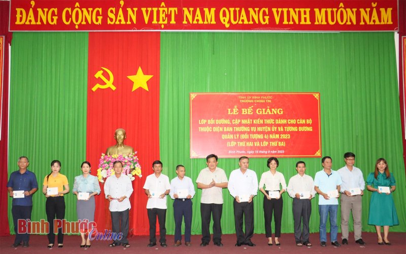 Bế giảng lớp bồi dưỡng, cập nhật kiến thức dành cho đối tượng 4