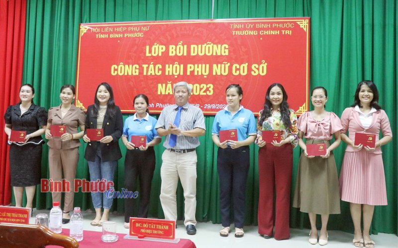 Bế giảng lớp bồi dưỡng nghiệp vụ công tác hội phụ nữ cơ sở năm 2023