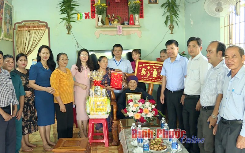 Bí thư Tỉnh ủy thăm, chúc thọ người cao tuổi tại Đồng Phú