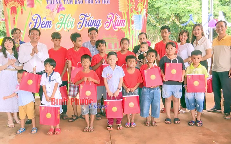Bình Phước: Thăm, tặng quà trung thu cho các đối tượng bảo trợ xã hội