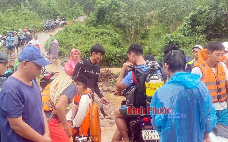 Bình Phước: Thanh niên bị nước cuốn khi qua cầu 