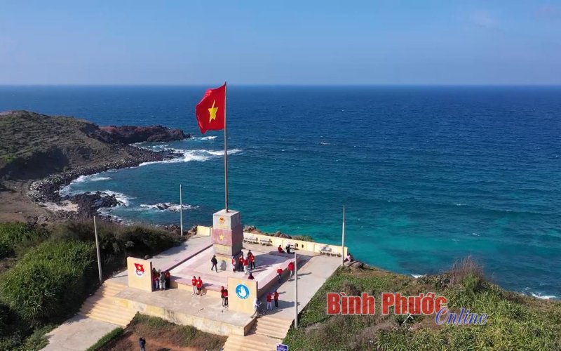 Bộ Tư lệnh Vùng Cảnh sát biển 3 tặng quà ngư dân huyện đảo Phú Quý