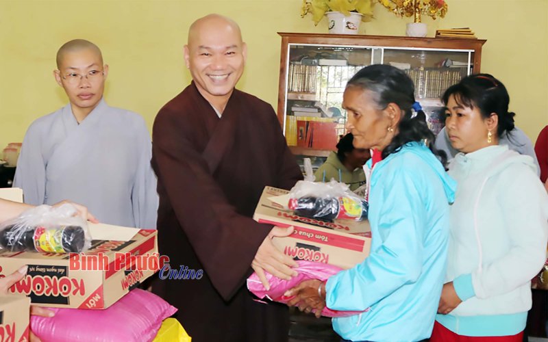 Bù Đăng: 500 phần quà tặng trẻ em và hộ nghèo