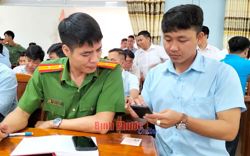 Bù Đăng: Hơn 200 đảng viên được tập huấn sử dụng phần mềm Sổ tay đảng viên điện tử