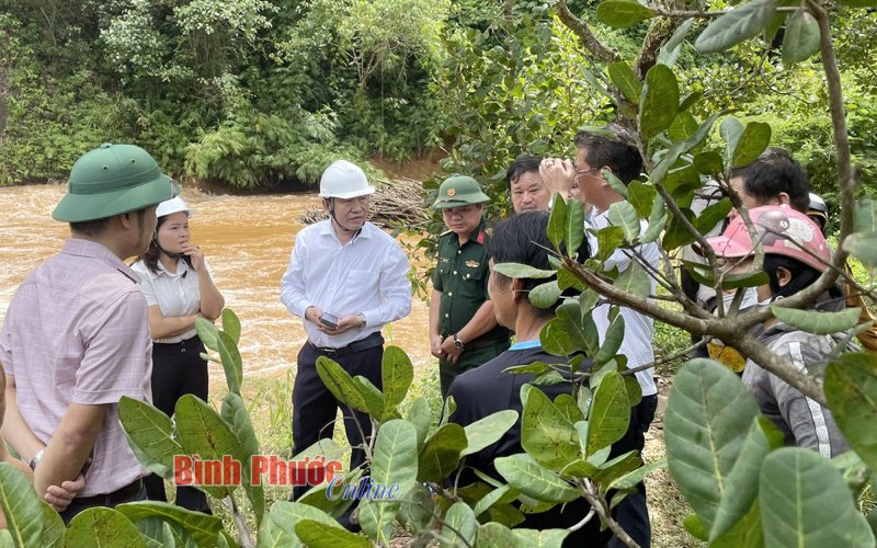 Bù Đăng: Nỗ lực tìm kiếm người mất tích do nước lũ cuốn trôi