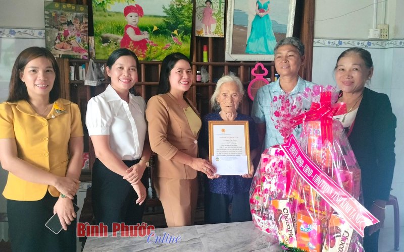 Bù Đăng: Thăm, chúc thọ người cao tuổi