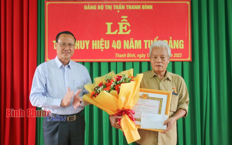 Bù Đốp: 13 đảng viên được tặng huy hiệu đảng đợt 2-9