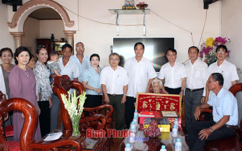 Bù Đốp thăm, chúc thọ các cụ tròn 90 và 100 tuổi