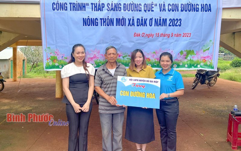 Bù Gia Mập: Bàn giao công trình thắp sắng đường quê và tuyến đường hoa