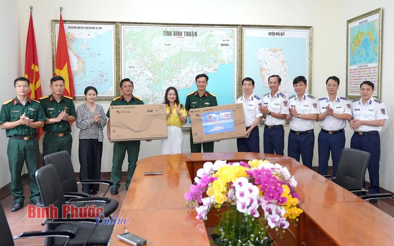 Cảnh sát biển thăm, tặng quà Đảng bộ, chính quyền, quân - dân huyện đảo Phú Quý