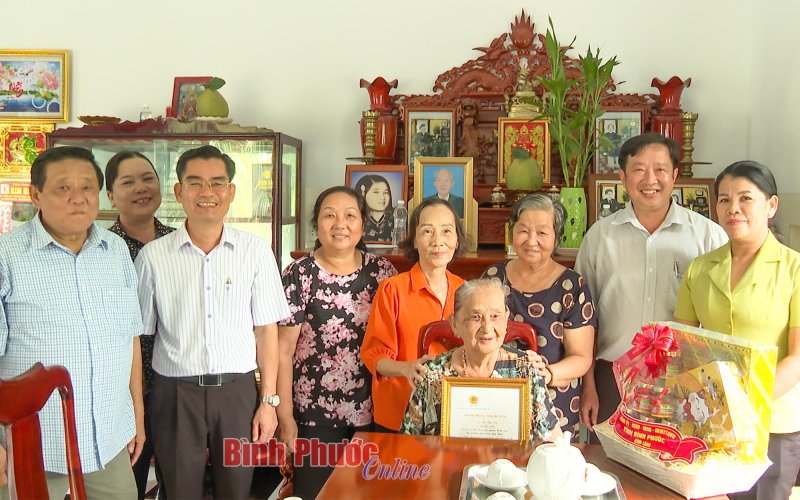 Chơn Thành thăm, chúc thọ người cao tuổi 