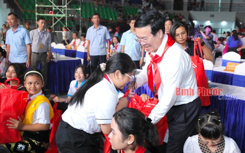 Chủ tịch nước Võ Văn Thưởng trao “Lồng đèn thắp sáng ước mơ” tại Bình Phước