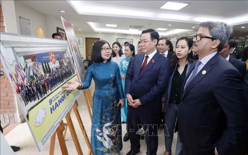 Chủ tịch Quốc hội Vương Đình Huệ cắt băng khai trương trưng bày ảnh 50 năm quan hệ Việt Nam - Bangladesh