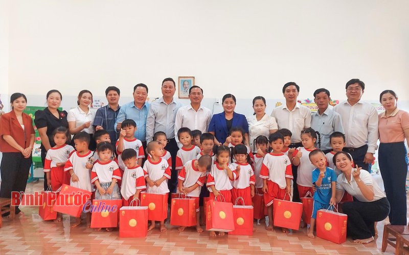 Chủ tịch UBND tỉnh Trần Tuệ Hiền tặng quà trung thu tại Bù Đăng