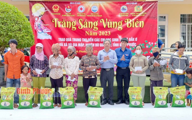 Chương tr&igrave;nh &ldquo;Trăng s&aacute;ng v&ugrave;ng bi&ecirc;n&rdquo; đến với trẻ em x&atilde; Đắk Ơ
