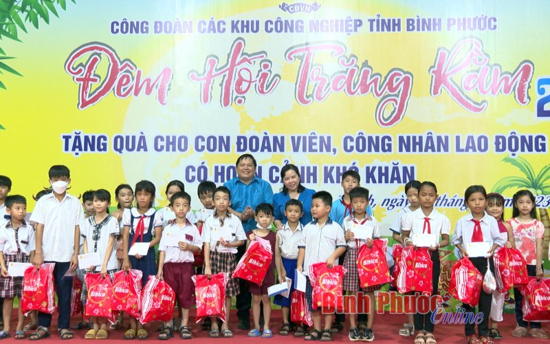  &lsquo;Đ&ecirc;m hội trăng rằm&rsquo; cho con c&ocirc;ng nh&acirc;n, lao động 