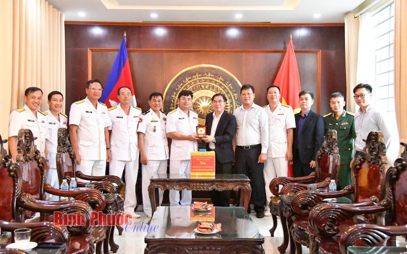 Đoàn công tác Vùng 5 Hải quân thăm và giao lưu với Hải quân Hoàng gia Campuchia