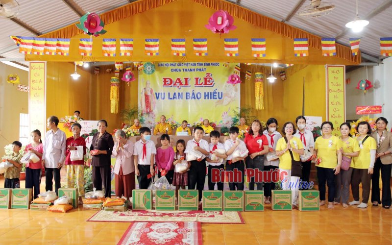 Đồng Xoài: 200 phần quà trao tặng học sinh, người nghèo