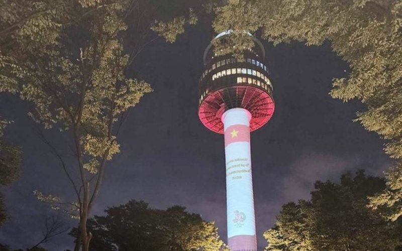 Hàn Quốc trình chiếu hình ảnh Quốc kỳ Việt Nam trên đỉnh Tháp Namsan