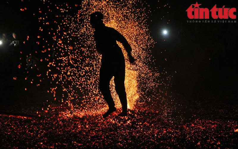 Huyền b&iacute; lễ hội nhảy lửa vừa được c&ocirc;ng nhận Di sản văn h&oacute;a phi vật thể quốc gia lần thứ 2