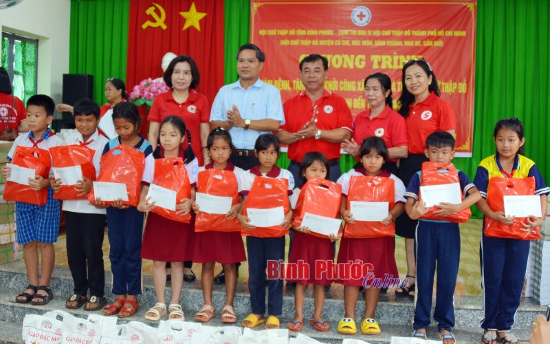 Khám bệnh, tặng quà, trao nhà chữ thập đỏ và tiếp sức học sinh đến trường