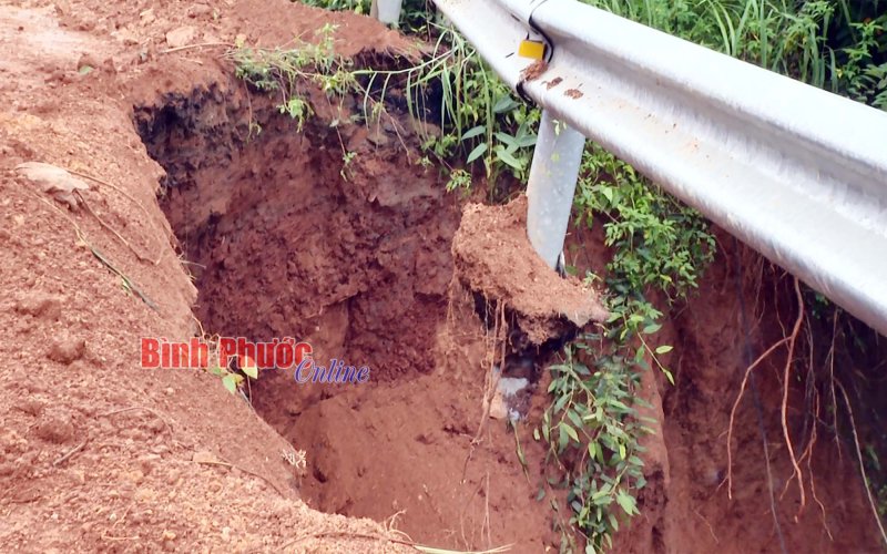 Khẩn trương khắc phục sự cố sạt lở đường Sao Bọng - Đăng Hà