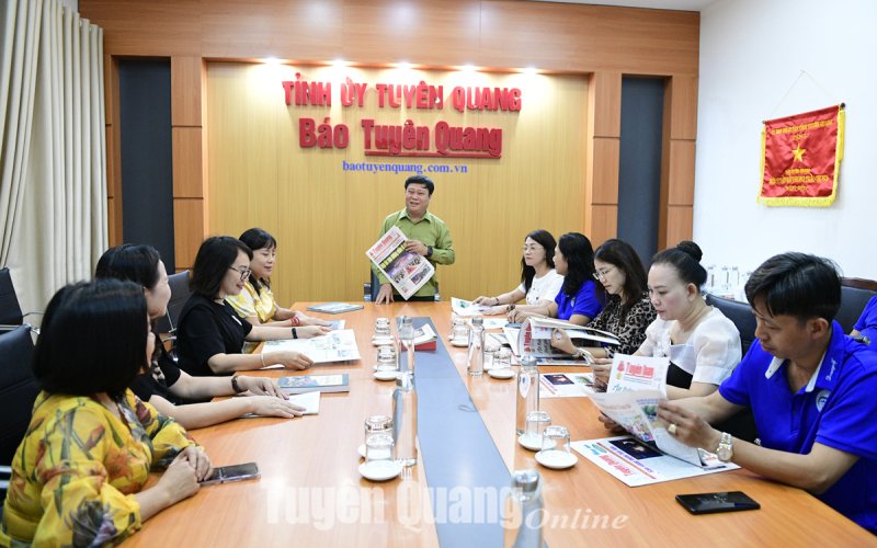 Lãnh đạo báo Đảng các tỉnh thăm, trao đổi nghiệp vụ tại Báo Tuyên Quang