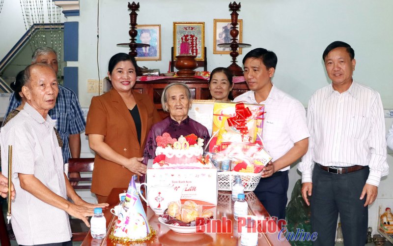 Lãnh đạo tỉnh thăm, tặng quà người cao tuổi