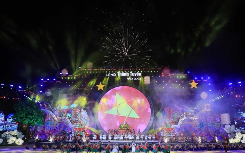Lung linh sắc m&agrave;u Đ&ecirc;m hội Th&agrave;nh Tuy&ecirc;n năm 2023 dịp Tết Trung Thu