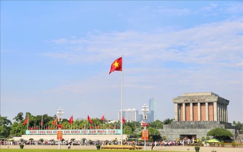 Người dân xếp hàng dài vào Lăng viếng Bác sáng 2-9