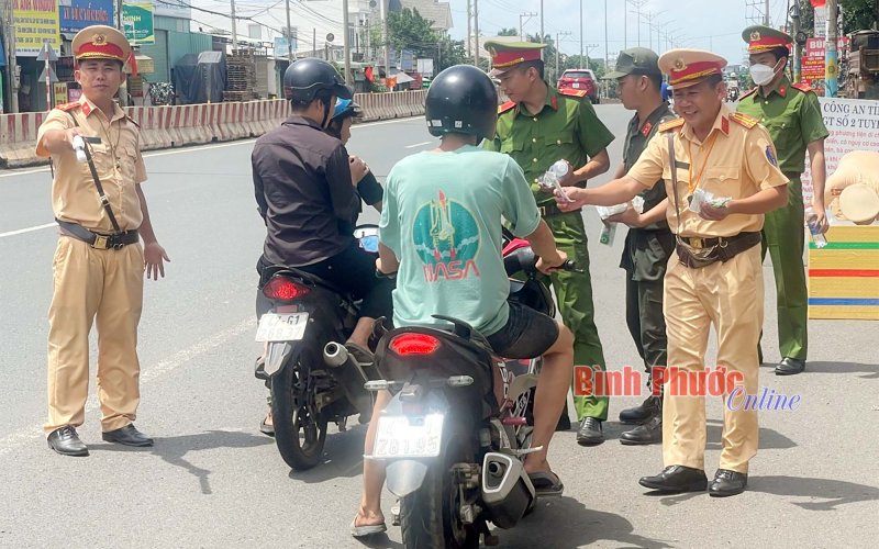 Những chai nước, khăn lạnh ấm tình người