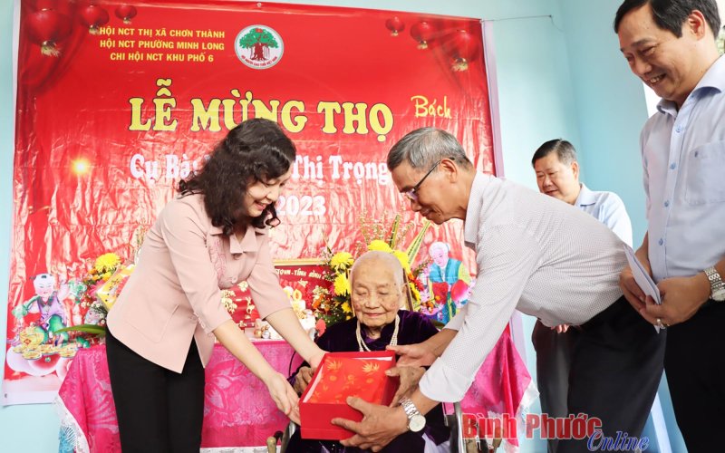 Phó Bí thư Thường trực Tỉnh ủy Huỳnh Thị Hằng thăm, chúc thọ người cao tuổi tại Chơn Thành