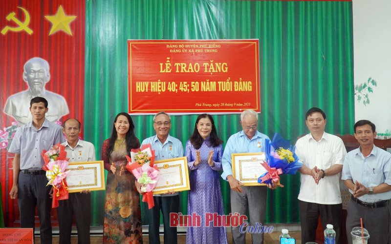 Phú Riềng: 23 đảng viên được trao huy hiệu Đảng đợt 2-9