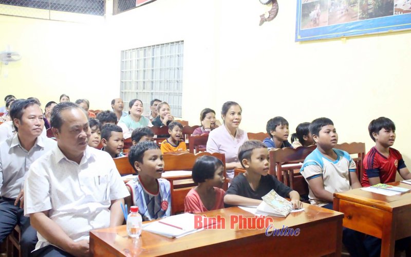 Phú Riềng: Động viên, tặng quà trung thu các lớp phổ cập và xóa mù chữ