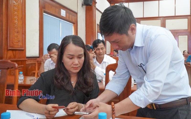 Phú Riềng tập huấn cài đặt, sử dụng Sổ tay đảng viên điện tử