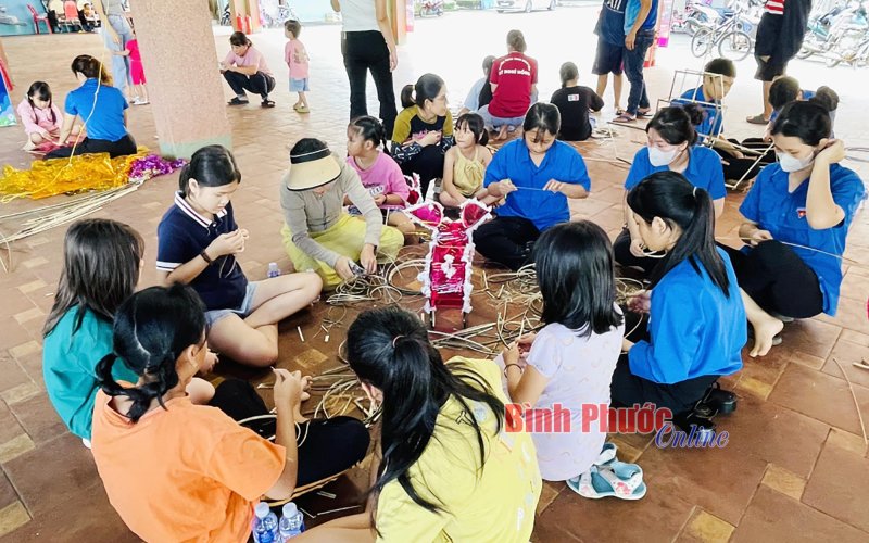 Phú Riềng: Thanh thiếu nhi hào hứng làm lồng đèn truyền thống