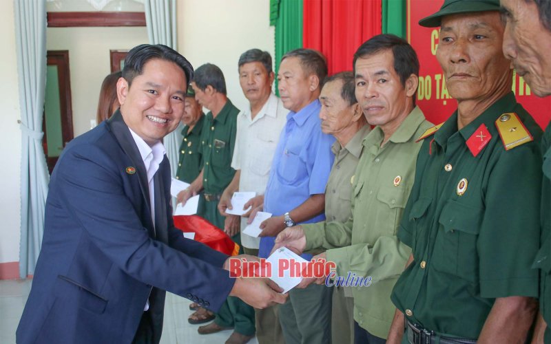 Tập đoàn Trường Tươi Group tặng quà hội viên cựu chiến binh cao tuổi ở Bù Đốp