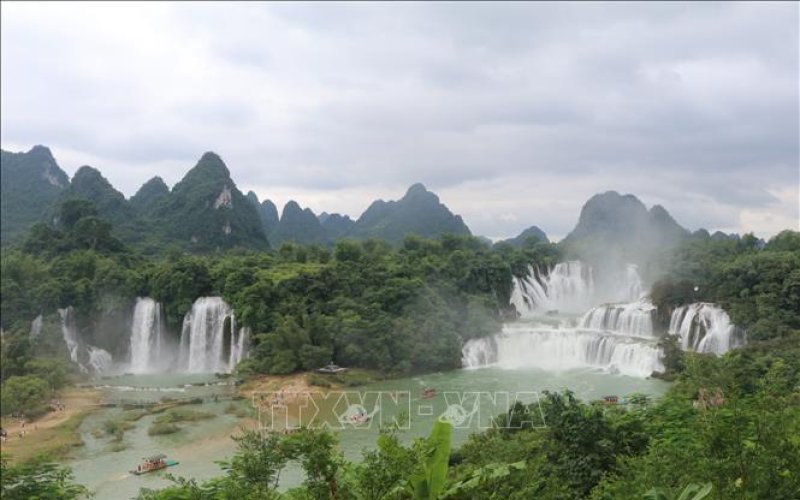 Th&aacute;c Bản Giốc nh&igrave;n từ b&ecirc;n kia bi&ecirc;n giới