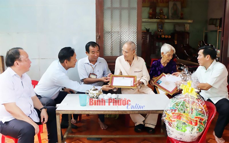 Thăm, tặng quà người cao tuổi tại huyện Bù Gia Mập, huyện Phú Riềng, thị xã Bình Long