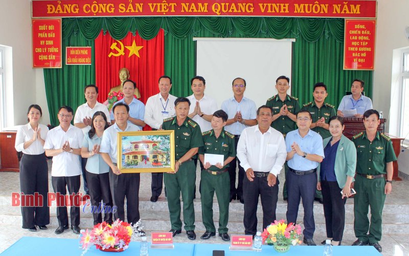 Thành ủy Thủ Dầu Một thăm, tặng quà tại huyện Bù Đốp