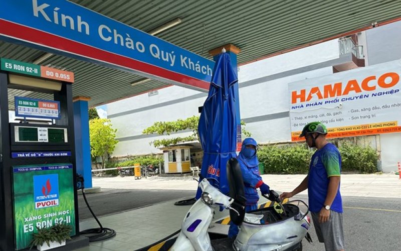 Tiếp tục đi lên, giá xăng RON95-III vượt ngưỡng 24.800 đồng mỗi lít
