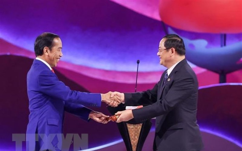 Tổng thống Indonesia chuyển giao cương vị Chủ tịch ASEAN cho Lào