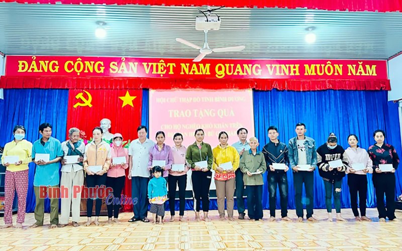 Trao tặng 102 phần quà cho hộ nghèo tại xã Đắk Ơ