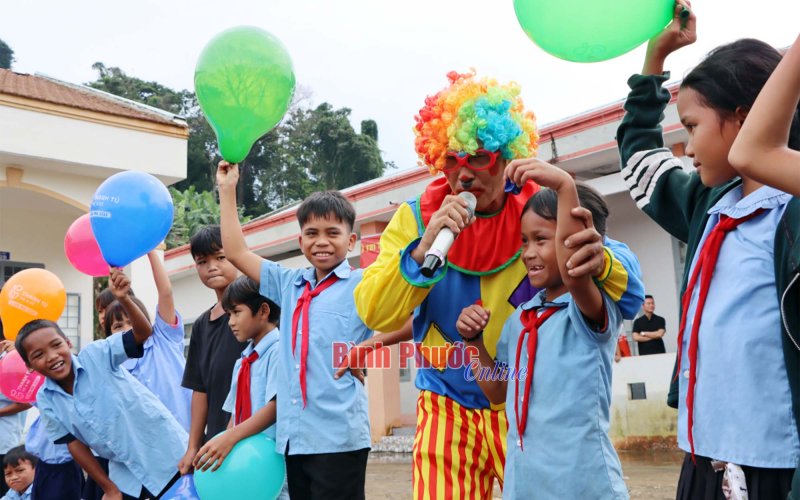 Trung thu y&ecirc;u thương của trẻ em v&ugrave;ng s&acirc;u