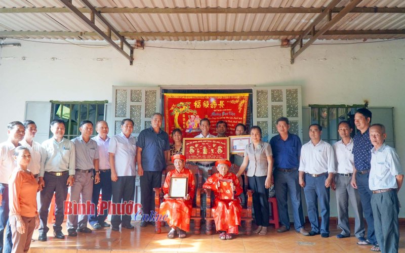 Trưởng ban Tổ chức Tỉnh ủy thăm, tặng quà người cao tuổi tại Phú Riềng