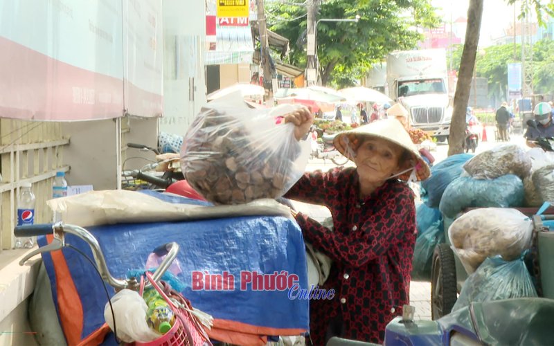 Tuổi già tần tảo mưu sinh