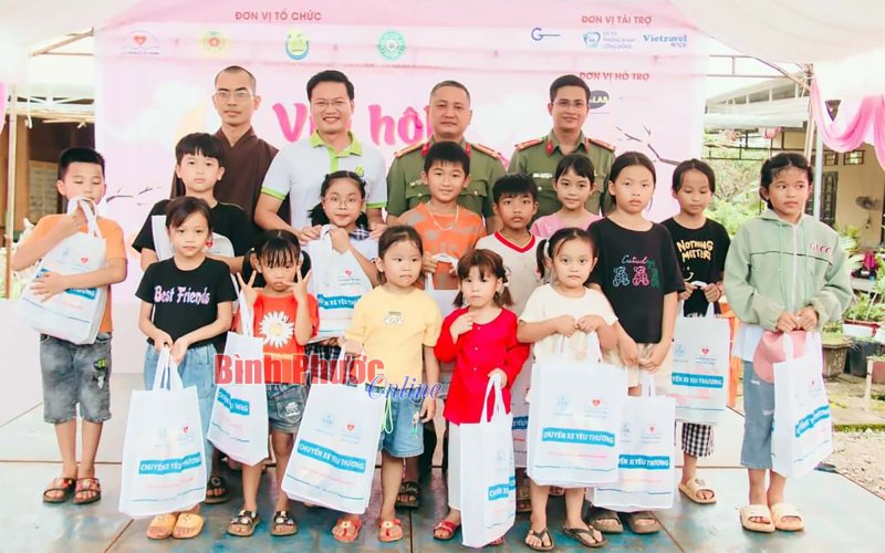 Tuổi trẻ C&ocirc;ng an tỉnh tổ chức trung thu cho trẻ em bi&ecirc;n giới